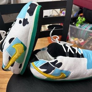 Cushioned house shoes soooo comfy